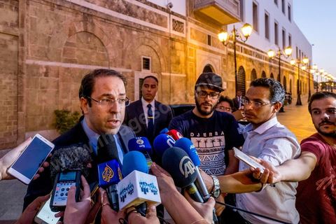 May 24, 2017: Outside the Prime Minister’s Office, Prime Minister Youssef Chahed made his first statement to the press following the first 24 hours since the launch of an ambitious anti-corruption program in Tunisia. The wave of arrests of prominent figures marks the beginning of an ambitious anti-corruption program initiated and promised by the head of government during his inauguration nine months ago. During this brief statement, Youssef Chahed declared: “It’s either corruption or the state; it’s either corruption or Tunisia. Together, we will stand up for Tunisia,” concluding with, “Like all Tunisians, I have chosen Tunisia, and I tell them that the government is fulfilling its responsibilities to fight corruption.” 