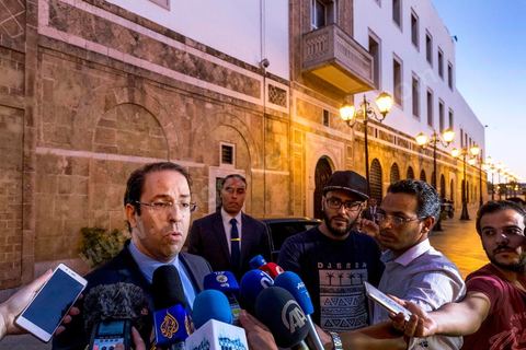 May 24, 2017: Outside the Prime Minister’s Office, Prime Minister Youssef Chahed made his first statement to the press following the first 24 hours since the launch of an ambitious anti-corruption program in Tunisia. The wave of arrests of prominent figures marks the beginning of an ambitious anti-corruption program initiated and promised by the head of government during his inauguration nine months ago. During this brief statement, Youssef Chahed declared: “It’s either corruption or the state; it’s either corruption or Tunisia. Together, we will stand up for Tunisia,” concluding with, “Like all Tunisians, I have chosen Tunisia, and I tell them that the government is fulfilling its responsibilities to fight corruption.” 