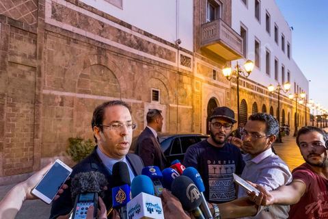 May 24, 2017: Outside the Prime Minister’s Office, Prime Minister Youssef Chahed made his first statement to the press following the first 24 hours since the launch of an ambitious anti-corruption program in Tunisia. The wave of arrests of prominent figures marks the beginning of an ambitious anti-corruption program initiated and promised by the head of government during his inauguration nine months ago. During this brief statement, Youssef Chahed declared: “It’s either corruption or the state; it’s either corruption or Tunisia. Together, we will stand up for Tunisia,” concluding with, “Like all Tunisians, I have chosen Tunisia, and I tell them that the government is fulfilling its responsibilities to fight corruption.” 