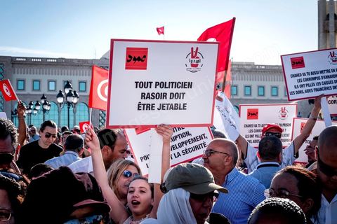 27 mai 2017 : Plusieurs centaines de personnes se sont réunies en cette fin de journée devant les fenêtres du Premier Ministre à la place de la Kasbah pour un appel à un soutien inconditionnel à Youssef Chahed, Premier Ministre, dans la cadre de sa "lutte contre la corruption" engagée depuis quelques jours par son gouvernment. Initialment à l'appel de la société civile, ce rassemblement était marquée par une forte présence et organisation de partis politiques, avec même des slogans contre l'islam politique et indirectement le parti islamique Ennahdha, pourtant allié à Nidaa Tounes au sein du gouvernment.  D'autres slogans affirment l'arrivée d'un jeune leader et espoir d'une frange de la population, "GO Jo", peut-on lire sur les pancartes ou encore « Saya9 » (lavage à grande eau) ou "le peuple est avec toi". Attendu à rejoindre ce rassemblement le Premier Ministre annulera à la dernière minute sa venue, au grand regret des manifestants présents.