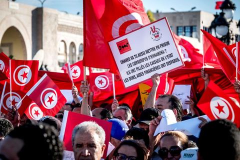 27 mai 2017 : Plusieurs centaines de personnes se sont réunies en cette fin de journée devant les fenêtres du Premier Ministre à la place de la Kasbah pour un appel à un soutien inconditionnel à Youssef Chahed, Premier Ministre, dans la cadre de sa "lutte contre la corruption" engagée depuis quelques jours par son gouvernment. Initialment à l'appel de la société civile, ce rassemblement était marquée par une forte présence et organisation de partis politiques, avec même des slogans contre l'islam politique et indirectement le parti islamique Ennahdha, pourtant allié à Nidaa Tounes au sein du gouvernment.  D'autres slogans affirment l'arrivée d'un jeune leader et espoir d'une frange de la population, "GO Jo", peut-on lire sur les pancartes ou encore « Saya9 » (lavage à grande eau) ou "le peuple est avec toi". Attendu à rejoindre ce rassemblement le Premier Ministre annulera à la dernière minute sa venue, au grand regret des manifestants présents.