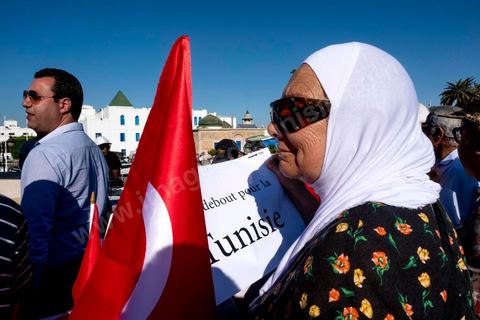 27 mai 2017 : Plusieurs centaines de personnes se sont réunies en cette fin de journée devant les fenêtres du Premier Ministre à la place de la Kasbah pour un appel à un soutien inconditionnel à Youssef Chahed, Premier Ministre, dans la cadre de sa "lutte contre la corruption" engagée depuis quelques jours par son gouvernment. Initialment à l'appel de la société civile, ce rassemblement était marquée par une forte présence et organisation de partis politiques, avec même des slogans contre l'islam politique et indirectement le parti islamique Ennahdha, pourtant allié à Nidaa Tounes au sein du gouvernment.  D'autres slogans affirment l'arrivée d'un jeune leader et espoir d'une frange de la population, "GO Jo", peut-on lire sur les pancartes ou encore « Saya9 » (lavage à grande eau) ou "le peuple est avec toi". Attendu à rejoindre ce rassemblement le Premier Ministre annulera à la dernière minute sa venue, au grand regret des manifestants présents.