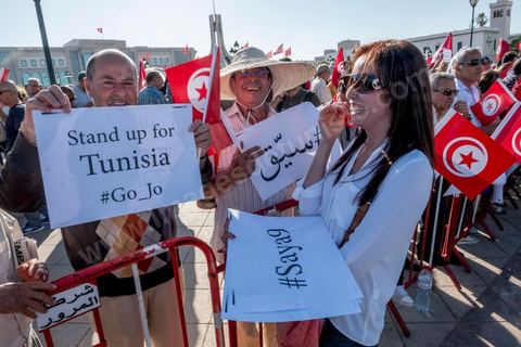 27 mai 2017 : Plusieurs centaines de personnes se sont réunies en cette fin de journée devant les fenêtres du Premier Ministre à la place de la Kasbah pour un appel à un soutien inconditionnel à Youssef Chahed, Premier Ministre, dans la cadre de sa "lutte contre la corruption" engagée depuis quelques jours par son gouvernment. Initialment à l'appel de la société civile, ce rassemblement était marquée par une forte présence et organisation de partis politiques, avec même des slogans contre l'islam politique et indirectement le parti islamique Ennahdha, pourtant allié à Nidaa Tounes au sein du gouvernment.  D'autres slogans affirment l'arrivée d'un jeune leader et espoir d'une frange de la population, "GO Jo", peut-on lire sur les pancartes ou encore « Saya9 » (lavage à grande eau) ou "le peuple est avec toi". Attendu à rejoindre ce rassemblement le Premier Ministre annulera à la dernière minute sa venue, au grand regret des manifestants présents.
