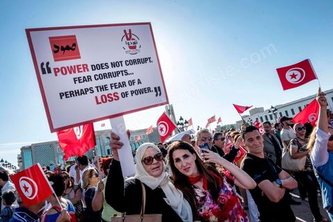 27 mai 2017 : Plusieurs centaines de personnes se sont réunies en cette fin de journée devant les fenêtres du Premier Ministre à la place de la Kasbah pour un appel à un soutien inconditionnel à Youssef Chahed, Premier Ministre, dans la cadre de sa "lutte contre la corruption" engagée depuis quelques jours par son gouvernment. Initialment à l'appel de la société civile, ce rassemblement était marquée par une forte présence et organisation de partis politiques, avec même des slogans contre l'islam politique et indirectement le parti islamique Ennahdha, pourtant allié à Nidaa Tounes au sein du gouvernment.  D'autres slogans affirment l'arrivée d'un jeune leader et espoir d'une frange de la population, "GO Jo", peut-on lire sur les pancartes ou encore « Saya9 » (lavage à grande eau) ou "le peuple est avec toi". Attendu à rejoindre ce rassemblement le Premier Ministre annulera à la dernière minute sa venue, au grand regret des manifestants présents.