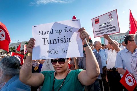27 mai 2017 : Plusieurs centaines de personnes se sont réunies en cette fin de journée devant les fenêtres du Premier Ministre à la place de la Kasbah pour un appel à un soutien inconditionnel à Youssef Chahed, Premier Ministre, dans la cadre de sa "lutte contre la corruption" engagée depuis quelques jours par son gouvernment. Initialment à l'appel de la société civile, ce rassemblement était marquée par une forte présence et organisation de partis politiques, avec même des slogans contre l'islam politique et indirectement le parti islamique Ennahdha, pourtant allié à Nidaa Tounes au sein du gouvernment.  D'autres slogans affirment l'arrivée d'un jeune leader et espoir d'une frange de la population, "GO Jo", peut-on lire sur les pancartes ou encore « Saya9 » (lavage à grande eau) ou "le peuple est avec toi". Attendu à rejoindre ce rassemblement le Premier Ministre annulera à la dernière minute sa venue, au grand regret des manifestants présents.