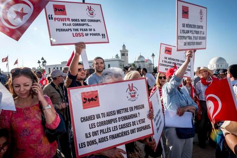 27 mai 2017 : Plusieurs centaines de personnes se sont réunies en cette fin de journée devant les fenêtres du Premier Ministre à la place de la Kasbah pour un appel à un soutien inconditionnel à Youssef Chahed, Premier Ministre, dans la cadre de sa "lutte contre la corruption" engagée depuis quelques jours par son gouvernment. Initialment à l'appel de la société civile, ce rassemblement était marquée par une forte présence et organisation de partis politiques, avec même des slogans contre l'islam politique et indirectement le parti islamique Ennahdha, pourtant allié à Nidaa Tounes au sein du gouvernment.  D'autres slogans affirment l'arrivée d'un jeune leader et espoir d'une frange de la population, "GO Jo", peut-on lire sur les pancartes ou encore « Saya9 » (lavage à grande eau) ou "le peuple est avec toi". Attendu à rejoindre ce rassemblement le Premier Ministre annulera à la dernière minute sa venue, au grand regret des manifestants présents.