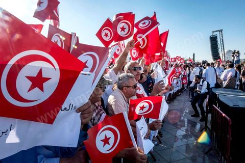 27 mai 2017 : Plusieurs centaines de personnes se sont réunies en cette fin de journée devant les fenêtres du Premier Ministre à la place de la Kasbah pour un appel à un soutien inconditionnel à Youssef Chahed, Premier Ministre, dans la cadre de sa "lutte contre la corruption" engagée depuis quelques jours par son gouvernment. Initialment à l'appel de la société civile, ce rassemblement était marquée par une forte présence et organisation de partis politiques, avec même des slogans contre l'islam politique et indirectement le parti islamique Ennahdha, pourtant allié à Nidaa Tounes au sein du gouvernment.  D'autres slogans affirment l'arrivée d'un jeune leader et espoir d'une frange de la population, "GO Jo", peut-on lire sur les pancartes ou encore « Saya9 » (lavage à grande eau) ou "le peuple est avec toi". Attendu à rejoindre ce rassemblement le Premier Ministre annulera à la dernière minute sa venue, au grand regret des manifestants présents.