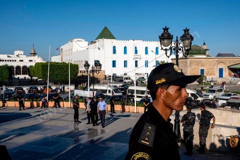 27 mai 2017 : Plusieurs centaines de personnes se sont réunies en cette fin de journée devant les fenêtres du Premier Ministre à la place de la Kasbah pour un appel à un soutien inconditionnel à Youssef Chahed, Premier Ministre, dans la cadre de sa "lutte contre la corruption" engagée depuis quelques jours par son gouvernment. Initialment à l'appel de la société civile, ce rassemblement était marquée par une forte présence et organisation de partis politiques, avec même des slogans contre l'islam politique et indirectement le parti islamique Ennahdha, pourtant allié à Nidaa Tounes au sein du gouvernment.  D'autres slogans affirment l'arrivée d'un jeune leader et espoir d'une frange de la population, "GO Jo", peut-on lire sur les pancartes ou encore « Saya9 » (lavage à grande eau) ou "le peuple est avec toi". Attendu à rejoindre ce rassemblement le Premier Ministre annulera à la dernière minute sa venue, au grand regret des manifestants présents.