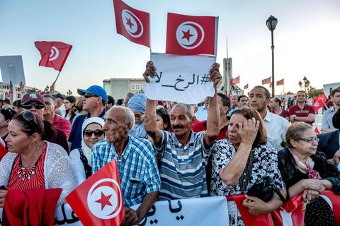27 mai 2017 : Plusieurs centaines de personnes se sont réunies en cette fin de journée devant les fenêtres du Premier Ministre à la place de la Kasbah pour un appel à un soutien inconditionnel à Youssef Chahed, Premier Ministre, dans la cadre de sa "lutte contre la corruption" engagée depuis quelques jours par son gouvernment. Initialment à l'appel de la société civile, ce rassemblement était marquée par une forte présence et organisation de partis politiques, avec même des slogans contre l'islam politique et indirectement le parti islamique Ennahdha, pourtant allié à Nidaa Tounes au sein du gouvernment.  D'autres slogans affirment l'arrivée d'un jeune leader et espoir d'une frange de la population, "GO Jo", peut-on lire sur les pancartes ou encore « Saya9 » (lavage à grande eau) ou "le peuple est avec toi". Attendu à rejoindre ce rassemblement le Premier Ministre annulera à la dernière minute sa venue, au grand regret des manifestants présents.