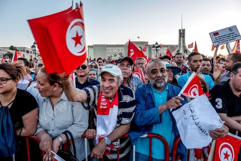 27 mai 2017 : Plusieurs centaines de personnes se sont réunies en cette fin de journée devant les fenêtres du Premier Ministre à la place de la Kasbah pour un appel à un soutien inconditionnel à Youssef Chahed, Premier Ministre, dans la cadre de sa "lutte contre la corruption" engagée depuis quelques jours par son gouvernment. Initialment à l'appel de la société civile, ce rassemblement était marquée par une forte présence et organisation de partis politiques, avec même des slogans contre l'islam politique et indirectement le parti islamique Ennahdha, pourtant allié à Nidaa Tounes au sein du gouvernment.  D'autres slogans affirment l'arrivée d'un jeune leader et espoir d'une frange de la population, "GO Jo", peut-on lire sur les pancartes ou encore « Saya9 » (lavage à grande eau) ou "le peuple est avec toi". Attendu à rejoindre ce rassemblement le Premier Ministre annulera à la dernière minute sa venue, au grand regret des manifestants présents.