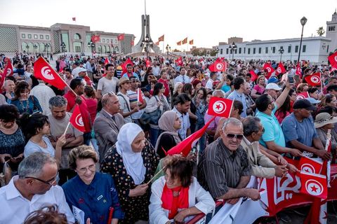 27 mai 2017 : Plusieurs centaines de personnes se sont réunies en cette fin de journée devant les fenêtres du Premier Ministre à la place de la Kasbah pour un appel à un soutien inconditionnel à Youssef Chahed, Premier Ministre, dans la cadre de sa "lutte contre la corruption" engagée depuis quelques jours par son gouvernment. Initialment à l'appel de la société civile, ce rassemblement était marquée par une forte présence et organisation de partis politiques, avec même des slogans contre l'islam politique et indirectement le parti islamique Ennahdha, pourtant allié à Nidaa Tounes au sein du gouvernment.  D'autres slogans affirment l'arrivée d'un jeune leader et espoir d'une frange de la population, "GO Jo", peut-on lire sur les pancartes ou encore « Saya9 » (lavage à grande eau) ou "le peuple est avec toi". Attendu à rejoindre ce rassemblement le Premier Ministre annulera à la dernière minute sa venue, au grand regret des manifestants présents.