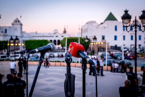 27 mai 2017 : Plusieurs centaines de personnes se sont réunies en cette fin de journée devant les fenêtres du Premier Ministre à la place de la Kasbah pour un appel à un soutien inconditionnel à Youssef Chahed, Premier Ministre, dans la cadre de sa "lutte contre la corruption" engagée depuis quelques jours par son gouvernment. Initialment à l'appel de la société civile, ce rassemblement était marquée par une forte présence et organisation de partis politiques, avec même des slogans contre l'islam politique et indirectement le parti islamique Ennahdha, pourtant allié à Nidaa Tounes au sein du gouvernment.  D'autres slogans affirment l'arrivée d'un jeune leader et espoir d'une frange de la population, "GO Jo", peut-on lire sur les pancartes ou encore « Saya9 » (lavage à grande eau) ou "le peuple est avec toi". Attendu à rejoindre ce rassemblement le Premier Ministre annulera à la dernière minute sa venue, au grand regret des manifestants présents.