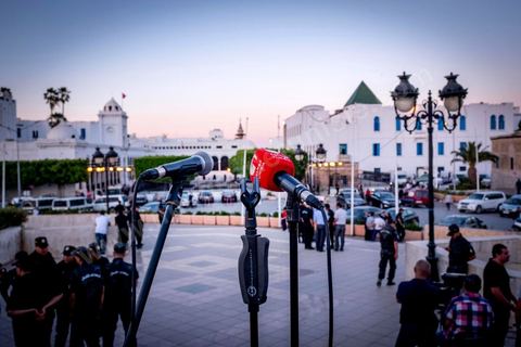 27 mai 2017 : Plusieurs centaines de personnes se sont réunies en cette fin de journée devant les fenêtres du Premier Ministre à la place de la Kasbah pour un appel à un soutien inconditionnel à Youssef Chahed, Premier Ministre, dans la cadre de sa "lutte contre la corruption" engagée depuis quelques jours par son gouvernment. Initialment à l'appel de la société civile, ce rassemblement était marquée par une forte présence et organisation de partis politiques, avec même des slogans contre l'islam politique et indirectement le parti islamique Ennahdha, pourtant allié à Nidaa Tounes au sein du gouvernment.  D'autres slogans affirment l'arrivée d'un jeune leader et espoir d'une frange de la population, "GO Jo", peut-on lire sur les pancartes ou encore « Saya9 » (lavage à grande eau) ou "le peuple est avec toi". Attendu à rejoindre ce rassemblement le Premier Ministre annulera à la dernière minute sa venue, au grand regret des manifestants présents.