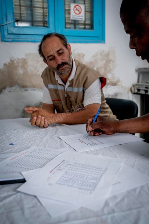 11 juin 2017 : Après des formations données par des ONG, depuis un mois ils travaillent à inscrire, collecter des infos, photographier les corps de façons à les identifier et archiver chaque migrant enterré. A Zarzis, sur le littoral tunisien, frontalier de la Libye, Chemseddine Marzoug, ancien pêcheur au chomage, offre bénévolement depuis 10 ans une sépulture de sable aux noyés de la Méditerranée. Bénévoles pour le croissant rouge tunisien Chemseddine et son collègue Mohamed Trabelsi enterrent depuis 10 ans les corps des migrants trouvés en mer ou échoués sur les plages du sud tunisien dans un cimetière improvisé dans une décharge municipale. En cette saison de printemps, les morts sont très nombreux 27 corps ont été repêchés ce dernier mois. 