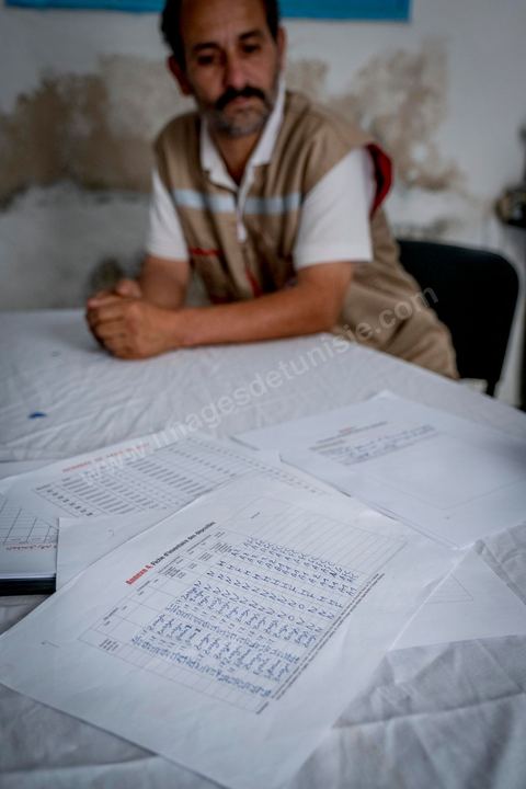 11 juin 2017 : Après des formations données par des ONG, depuis un mois ils travaillent à inscrire, collecter des infos, photographier les corps de façons à les identifier et archiver chaque migrant enterré. A Zarzis, sur le littoral tunisien, frontalier de la Libye, Chemseddine Marzoug, ancien pêcheur au chomage, offre bénévolement depuis 10 ans une sépulture de sable aux noyés de la Méditerranée. Bénévoles pour le croissant rouge tunisien Chemseddine et son collègue Mohamed Trabelsi enterrent depuis 10 ans les corps des migrants trouvés en mer ou échoués sur les plages du sud tunisien dans un cimetière improvisé dans une décharge municipale. En cette saison de printemps, les morts sont très nombreux 27 corps ont été repêchés ce dernier mois. 