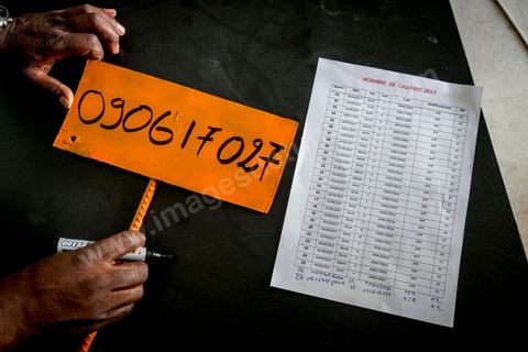 11 juin 2017 : Après des formations données par des ONG, depuis un mois ils travaillent à inscrire, collecter des infos, photographier les corps de façons à les identifier et archiver chaque migrant enterré. A Zarzis, sur le littoral tunisien, frontalier de la Libye, Chemseddine Marzoug, ancien pêcheur au chomage, offre bénévolement depuis 10 ans une sépulture de sable aux noyés de la Méditerranée. Bénévoles pour le croissant rouge tunisien Chemseddine et son collègue Mohamed Trabelsi enterrent depuis 10 ans les corps des migrants trouvés en mer ou échoués sur les plages du sud tunisien dans un cimetière improvisé dans une décharge municipale. En cette saison de printemps, les morts sont très nombreux 27 corps ont été repêchés ce dernier mois. 