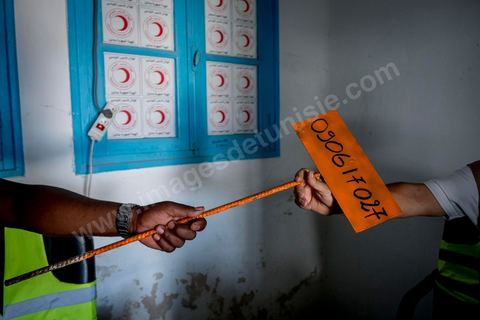 11 juin 2017 : Après des formations données par des ONG, depuis un mois ils travaillent à inscrire, collecter des infos, photographier les corps de façons à les identifier et archiver chaque migrant enterré. A Zarzis, sur le littoral tunisien, frontalier de la Libye, Chemseddine Marzoug, ancien pêcheur au chomage, offre bénévolement depuis 10 ans une sépulture de sable aux noyés de la Méditerranée. Bénévoles pour le croissant rouge tunisien Chemseddine et son collègue Mohamed Trabelsi enterrent depuis 10 ans les corps des migrants trouvés en mer ou échoués sur les plages du sud tunisien dans un cimetière improvisé dans une décharge municipale. En cette saison de printemps, les morts sont très nombreux 27 corps ont été repêchés ce dernier mois. 