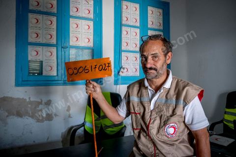 11 juin 2017 : Après des formations données par des ONG, depuis un mois ils travaillent à inscrire, collecter des infos, photographier les corps de façons à les identifier et archiver chaque migrant enterré. A Zarzis, sur le littoral tunisien, frontalier de la Libye, Chemseddine Marzoug, ancien pêcheur au chomage, offre bénévolement depuis 10 ans une sépulture de sable aux noyés de la Méditerranée. Bénévoles pour le croissant rouge tunisien Chemseddine et son collègue Mohamed Trabelsi enterrent depuis 10 ans les corps des migrants trouvés en mer ou échoués sur les plages du sud tunisien dans un cimetière improvisé dans une décharge municipale. En cette saison de printemps, les morts sont très nombreux 27 corps ont été repêchés ce dernier mois. 