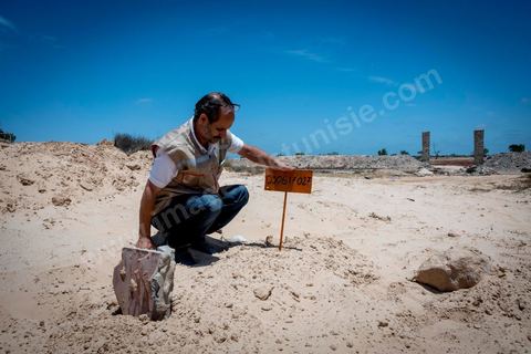 11 juin 2017 : Après des formations données par des ONG, depuis un mois ils travaillent à inscrire, collecter des infos, photographier les corps de façons à les identifier et archiver chaque migrant enterré. A Zarzis, sur le littoral tunisien, frontalier de la Libye, Chemseddine Marzoug, ancien pêcheur au chomage, offre bénévolement depuis 10 ans une sépulture de sable aux noyés de la Méditerranée. Bénévoles pour le croissant rouge tunisien Chemseddine et son collègue Mohamed Trabelsi enterrent depuis 10 ans les corps des migrants trouvés en mer ou échoués sur les plages du sud tunisien dans un cimetière improvisé dans une décharge municipale. En cette saison de printemps, les morts sont très nombreux 27 corps ont été repêchés ce dernier mois. 