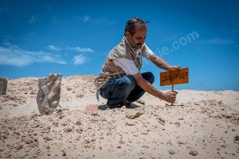 11 juin 2017 : Après des formations données par des ONG, depuis un mois ils travaillent à inscrire, collecter des infos, photographier les corps de façons à les identifier et archiver chaque migrant enterré. A Zarzis, sur le littoral tunisien, frontalier de la Libye, Chemseddine Marzoug, ancien pêcheur au chomage, offre bénévolement depuis 10 ans une sépulture de sable aux noyés de la Méditerranée. Bénévoles pour le croissant rouge tunisien Chemseddine et son collègue Mohamed Trabelsi enterrent depuis 10 ans les corps des migrants trouvés en mer ou échoués sur les plages du sud tunisien dans un cimetière improvisé dans une décharge municipale. En cette saison de printemps, les morts sont très nombreux 27 corps ont été repêchés ce dernier mois. 