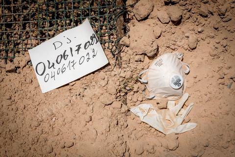 11 juin 2017 : Après des formations données par des ONG, depuis un mois ils travaillent à inscrire, collecter des infos, photographier les corps de façons à les identifier et archiver chaque migrant enterré. A Zarzis, sur le littoral tunisien, frontalier de la Libye, Chemseddine Marzoug, ancien pêcheur au chomage, offre bénévolement depuis 10 ans une sépulture de sable aux noyés de la Méditerranée. Bénévoles pour le croissant rouge tunisien Chemseddine et son collègue Mohamed Trabelsi enterrent depuis 10 ans les corps des migrants trouvés en mer ou échoués sur les plages du sud tunisien dans un cimetière improvisé dans une décharge municipale. En cette saison de printemps, les morts sont très nombreux 27 corps ont été repêchés ce dernier mois. 
