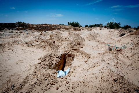 11 juin 2017 : Chaque monticule de sable correspond à un corps, un homme, une femme ou un enfant mort dans leur voyage vers un meilleur avenir. A Zarzis, sur le littoral tunisien, frontalier de la Libye, Chemseddine Marzoug, ancien pêcheur au chomage, offre bénévolement depuis 10 ans une sépulture de sable aux noyés de la Méditerranée. Bénévoles pour le croissant rouge tunisien Chemseddine et son collègue Mohamed Trabelsi enterrent depuis 10 ans les corps des migrants trouvés en mer ou échoués sur les plages du sud tunisien dans un cimetière improvisé dans une décharge municipale. En cette saison de printemps, les morts sont très nombreux 27 corps ont été repêchés ce dernier mois. 