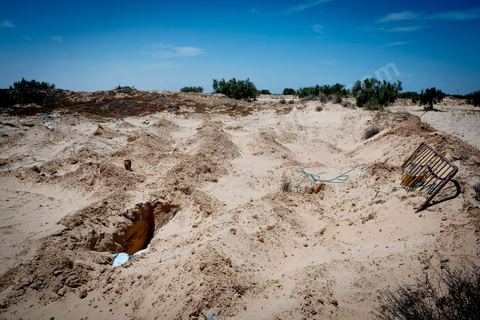 11 juin 2017 : Chaque monticule de sable correspond à un corps, un homme, une femme ou un enfant mort dans leur voyage vers un meilleur avenir. A Zarzis, sur le littoral tunisien, frontalier de la Libye, Chemseddine Marzoug, ancien pêcheur au chomage, offre bénévolement depuis 10 ans une sépulture de sable aux noyés de la Méditerranée. Bénévoles pour le croissant rouge tunisien Chemseddine et son collègue Mohamed Trabelsi enterrent depuis 10 ans les corps des migrants trouvés en mer ou échoués sur les plages du sud tunisien dans un cimetière improvisé dans une décharge municipale. En cette saison de printemps, les morts sont très nombreux 27 corps ont été repêchés ce dernier mois. 