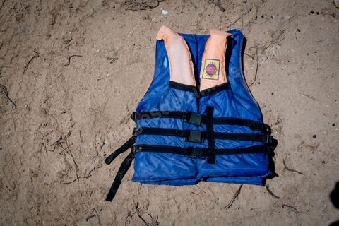 11 juin 2017 : Sur la plage de Ras Lemssa, au sud de Zarzis, où plusierus corps ont été retrouvés la semaine passé, les restes des gilets de sauvetage, blousons, chaussuers et autres habits des migrants sont nombreux. A Zarzis, sur le littoral tunisien, frontalier de la Libye, Chemseddine Marzoug, ancien pêcheur au chomage, offre bénévolement depuis 10 ans une sépulture de sable aux noyés de la Méditerranée. Bénévoles pour le croissant rouge tunisien Chemseddine et son collègue Mohamed Trabelsi enterrent depuis 10 ans les corps des migrants trouvés en mer ou échoués sur les plages du sud tunisien dans un cimetière improvisé dans une décharge municipale. En cette saison de printemps, les morts sont très nombreux 27 corps ont été repêchés ce dernier mois. 