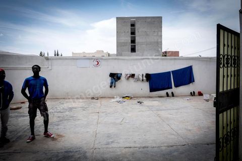 June 10, 2017: At the reception center for African migrants in Medenine, in southern Tunisia, more than 250 refugees have found shelter and rest here after long, dangerous, and exhausting journeys. Coming from Côte d’Ivoire, Burkina Faso, Mali, Sierra Leone, and other countries—dozens of nationalities from sub-Saharan Africa—they have reached the Tunisian coast on their journey toward a better future. Welcomed by volunteers from the Tunisian Red Crescent under the leadership of Dr. Mongi Slim, the teams in Medenine work tirelessly every day to provide quality care and a place for rest and reflection, despite limited resources. Each of these migrants has endured an ordeal—often a long and terrible story—including exposure to Libya’s networks of slavery and human exploitation. Newborns, children, women—many of whom are pregnant—and men find one of their very first moments of respite in this university dormitory. 