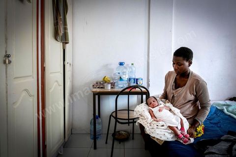 June 10, 2017: At the reception center for African migrants in Medenine, in southern Tunisia, more than 250 refugees have found shelter and rest here after long, dangerous, and exhausting journeys. Coming from Côte d’Ivoire, Burkina Faso, Mali, Sierra Leone, and other countries—dozens of nationalities from sub-Saharan Africa—they have reached the Tunisian coast on their journey toward a better future. Welcomed by volunteers from the Tunisian Red Crescent under the leadership of Dr. Mongi Slim, the teams in Medenine work tirelessly every day to provide quality care and a place for rest and reflection, despite limited resources. Each of these migrants has endured an ordeal—often a long and terrible story—including exposure to Libya’s networks of slavery and human exploitation. Newborns, children, women—many of whom are pregnant—and men find one of their very first moments of respite in this university dormitory. 