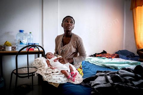 June 10, 2017: At the reception center for African migrants in Medenine, in southern Tunisia, more than 250 refugees have found shelter and rest here after long, dangerous, and exhausting journeys. Coming from Côte d’Ivoire, Burkina Faso, Mali, Sierra Leone, and other countries—dozens of nationalities from sub-Saharan Africa—they have reached the Tunisian coast on their journey toward a better future. Welcomed by volunteers from the Tunisian Red Crescent under the leadership of Dr. Mongi Slim, the teams in Medenine work tirelessly every day to provide quality care and a place for rest and reflection, despite limited resources. Each of these migrants has endured an ordeal—often a long and terrible story—including exposure to Libya’s networks of slavery and human exploitation. Newborns, children, women—many of whom are pregnant—and men find one of their very first moments of respite in this university dormitory. 