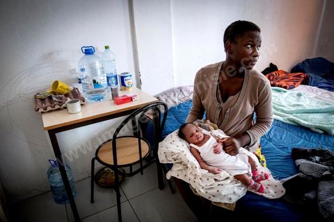 June 10, 2017: At the reception center for African migrants in Medenine, in southern Tunisia, more than 250 refugees have found shelter and rest here after long, dangerous, and exhausting journeys. Coming from Côte d’Ivoire, Burkina Faso, Mali, Sierra Leone, and other countries—dozens of nationalities from sub-Saharan Africa—they have reached the Tunisian coast on their journey toward a better future. Welcomed by volunteers from the Tunisian Red Crescent under the leadership of Dr. Mongi Slim, the teams in Medenine work tirelessly every day to provide quality care and a place for rest and reflection, despite limited resources. Each of these migrants has endured an ordeal—often a long and terrible story—including exposure to Libya’s networks of slavery and human exploitation. Newborns, children, women—many of whom are pregnant—and men find one of their very first moments of respite in this university dormitory. 