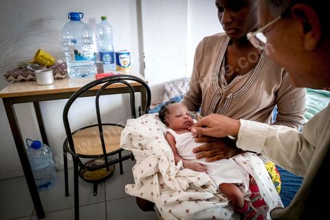 June 10, 2017: At the reception center for African migrants in Medenine, in southern Tunisia, more than 250 refugees have found shelter and rest here after long, dangerous, and exhausting journeys. Coming from Côte d’Ivoire, Burkina Faso, Mali, Sierra Leone, and other countries—dozens of nationalities from sub-Saharan Africa—they have reached the Tunisian coast on their journey toward a better future. Welcomed by volunteers from the Tunisian Red Crescent under the leadership of Dr. Mongi Slim, the teams in Medenine work tirelessly every day to provide quality care and a place for rest and reflection, despite limited resources. Each of these migrants has endured an ordeal—often a long and terrible story—including exposure to Libya’s networks of slavery and human exploitation. Newborns, children, women—many of whom are pregnant—and men find one of their very first moments of respite in this university dormitory. 