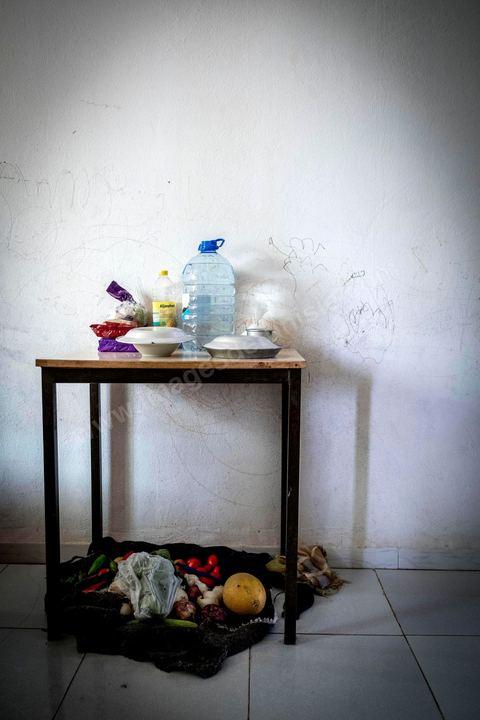 June 10, 2017: At the reception center for African migrants in Medenine, in southern Tunisia, more than 250 refugees have found shelter and rest here after long, dangerous, and exhausting journeys. Coming from Côte d’Ivoire, Burkina Faso, Mali, Sierra Leone, and other countries—dozens of nationalities from sub-Saharan Africa—they have reached the Tunisian coast on their journey toward a better future. Welcomed by volunteers from the Tunisian Red Crescent under the leadership of Dr. Mongi Slim, the teams in Medenine work tirelessly every day to provide quality care and a place for rest and reflection, despite limited resources. Each of these migrants has endured an ordeal—often a long and terrible story—including exposure to Libya’s networks of slavery and human exploitation. Newborns, children, women—many of whom are pregnant—and men find one of their very first moments of respite in this university dormitory. 