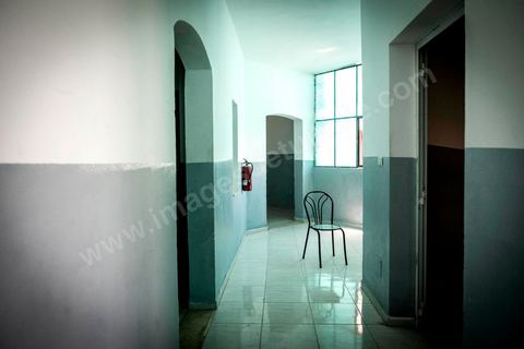 June 10, 2017: At the reception center for African migrants in Medenine, in southern Tunisia, more than 250 refugees have found shelter and rest here after long, dangerous, and exhausting journeys. Coming from Côte d’Ivoire, Burkina Faso, Mali, Sierra Leone, and other countries—dozens of nationalities from sub-Saharan Africa—they have reached the Tunisian coast on their journey toward a better future. Welcomed by volunteers from the Tunisian Red Crescent under the leadership of Dr. Mongi Slim, the teams in Medenine work tirelessly every day to provide quality care and a place for rest and reflection, despite limited resources. Each of these migrants has endured an ordeal—often a long and terrible story—including exposure to Libya’s networks of slavery and human exploitation. Newborns, children, women—many of whom are pregnant—and men find one of their very first moments of respite in this university dormitory. 