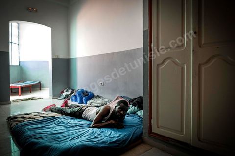 June 10, 2017: At the reception center for African migrants in Medenine, in southern Tunisia, more than 250 refugees have found shelter and rest here after long, dangerous, and exhausting journeys. Coming from Côte d’Ivoire, Burkina Faso, Mali, Sierra Leone, and other countries—dozens of nationalities from sub-Saharan Africa—they have reached the Tunisian coast on their journey toward a better future. Welcomed by volunteers from the Tunisian Red Crescent under the leadership of Dr. Mongi Slim, the teams in Medenine work tirelessly every day to provide quality care and a place for rest and reflection, despite limited resources. Each of these migrants has endured an ordeal—often a long and terrible story—including exposure to Libya’s networks of slavery and human exploitation. Newborns, children, women—many of whom are pregnant—and men find one of their very first moments of respite in this university dormitory. 