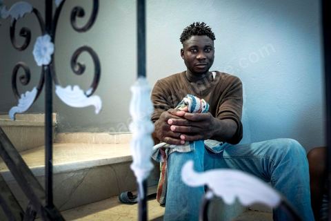 June 10, 2017: At the reception center for African migrants in Medenine, in southern Tunisia, more than 250 refugees have found shelter and rest here after long, dangerous, and exhausting journeys. Coming from Côte d’Ivoire, Burkina Faso, Mali, Sierra Leone, and other countries—dozens of nationalities from sub-Saharan Africa—they have reached the Tunisian coast on their journey toward a better future. Welcomed by volunteers from the Tunisian Red Crescent under the leadership of Dr. Mongi Slim, the teams in Medenine work tirelessly every day to provide quality care and a place for rest and reflection, despite limited resources. Each of these migrants has endured an ordeal—often a long and terrible story—including exposure to Libya’s networks of slavery and human exploitation. Newborns, children, women—many of whom are pregnant—and men find one of their very first moments of respite in this university dormitory. 