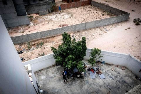 June 10, 2017: At the reception center for African migrants in Medenine, in southern Tunisia, more than 250 refugees have found shelter and rest here after long, dangerous, and exhausting journeys. Coming from Côte d’Ivoire, Burkina Faso, Mali, Sierra Leone, and other countries—dozens of nationalities from sub-Saharan Africa—they have reached the Tunisian coast on their journey toward a better future. Welcomed by volunteers from the Tunisian Red Crescent under the leadership of Dr. Mongi Slim, the teams in Medenine work tirelessly every day to provide quality care and a place for rest and reflection, despite limited resources. Each of these migrants has endured an ordeal—often a long and terrible story—including exposure to Libya’s networks of slavery and human exploitation. Newborns, children, women—many of whom are pregnant—and men find one of their very first moments of respite in this university dormitory. 