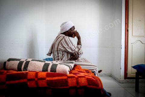 June 10, 2017: At the reception center for African migrants in Medenine, in southern Tunisia, more than 250 refugees have found shelter and rest here after long, dangerous, and exhausting journeys. Coming from Côte d’Ivoire, Burkina Faso, Mali, Sierra Leone, and other countries—dozens of nationalities from sub-Saharan Africa—they have reached the Tunisian coast on their journey toward a better future. Welcomed by volunteers from the Tunisian Red Crescent under the leadership of Dr. Mongi Slim, the teams in Medenine work tirelessly every day to provide quality care and a place for rest and reflection, despite limited resources. Each of these migrants has endured an ordeal—often a long and terrible story—including exposure to Libya’s networks of slavery and human exploitation. Newborns, children, women—many of whom are pregnant—and men find one of their very first moments of respite in this university dormitory. 