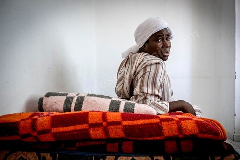 June 10, 2017: At the reception center for African migrants in Medenine, in southern Tunisia, more than 250 refugees have found shelter and rest here after long, dangerous, and exhausting journeys. Coming from Côte d’Ivoire, Burkina Faso, Mali, Sierra Leone, and other countries—dozens of nationalities from sub-Saharan Africa—they have reached the Tunisian coast on their journey toward a better future. Welcomed by volunteers from the Tunisian Red Crescent under the leadership of Dr. Mongi Slim, the teams in Medenine work tirelessly every day to provide quality care and a place for rest and reflection, despite limited resources. Each of these migrants has endured an ordeal—often a long and terrible story—including exposure to Libya’s networks of slavery and human exploitation. Newborns, children, women—many of whom are pregnant—and men find one of their very first moments of respite in this university dormitory. 