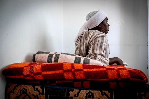 June 10, 2017: At the reception center for African migrants in Medenine, in southern Tunisia, more than 250 refugees have found shelter and rest here after long, dangerous, and exhausting journeys. Coming from Côte d’Ivoire, Burkina Faso, Mali, Sierra Leone, and other countries—dozens of nationalities from sub-Saharan Africa—they have reached the Tunisian coast on their journey toward a better future. Welcomed by volunteers from the Tunisian Red Crescent under the leadership of Dr. Mongi Slim, the teams in Medenine work tirelessly every day to provide quality care and a place for rest and reflection, despite limited resources. Each of these migrants has endured an ordeal—often a long and terrible story—including exposure to Libya’s networks of slavery and human exploitation. Newborns, children, women—many of whom are pregnant—and men find one of their very first moments of respite in this university dormitory. 