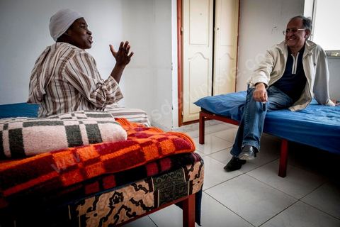 June 10, 2017: At the reception center for African migrants in Medenine, in southern Tunisia, more than 250 refugees have found shelter and rest here after long, dangerous, and exhausting journeys. Coming from Côte d’Ivoire, Burkina Faso, Mali, Sierra Leone, and other countries—dozens of nationalities from sub-Saharan Africa—they have reached the Tunisian coast on their journey toward a better future. Welcomed by volunteers from the Tunisian Red Crescent under the leadership of Dr. Mongi Slim, the teams in Medenine work tirelessly every day to provide quality care and a place for rest and reflection, despite limited resources. Each of these migrants has endured an ordeal—often a long and terrible story—including exposure to Libya’s networks of slavery and human exploitation. Newborns, children, women—many of whom are pregnant—and men find one of their very first moments of respite in this university dormitory. 