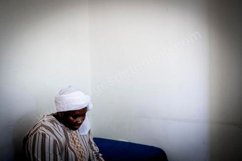 June 10, 2017: At the reception center for African migrants in Medenine, in southern Tunisia, more than 250 refugees have found shelter and rest here after long, dangerous, and exhausting journeys. Coming from Côte d’Ivoire, Burkina Faso, Mali, Sierra Leone, and other countries—dozens of nationalities from sub-Saharan Africa—they have reached the Tunisian coast on their journey toward a better future. Welcomed by volunteers from the Tunisian Red Crescent under the leadership of Dr. Mongi Slim, the teams in Medenine work tirelessly every day to provide quality care and a place for rest and reflection, despite limited resources. Each of these migrants has endured an ordeal—often a long and terrible story—including exposure to Libya’s networks of slavery and human exploitation. Newborns, children, women—many of whom are pregnant—and men find one of their very first moments of respite in this university dormitory. 