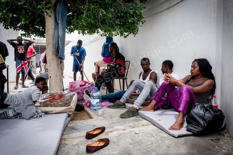 June 10, 2017: At the reception center for African migrants in Medenine, in southern Tunisia, more than 250 refugees have found shelter and rest here after long, dangerous, and exhausting journeys. Coming from Côte d’Ivoire, Burkina Faso, Mali, Sierra Leone, and other countries—dozens of nationalities from sub-Saharan Africa—they have reached the Tunisian coast on their journey toward a better future. Welcomed by volunteers from the Tunisian Red Crescent under the leadership of Dr. Mongi Slim, the teams in Medenine work tirelessly every day to provide quality care and a place for rest and reflection, despite limited resources. Each of these migrants has endured an ordeal—often a long and terrible story—including exposure to Libya’s networks of slavery and human exploitation. Newborns, children, women—many of whom are pregnant—and men find one of their very first moments of respite in this university dormitory. 
