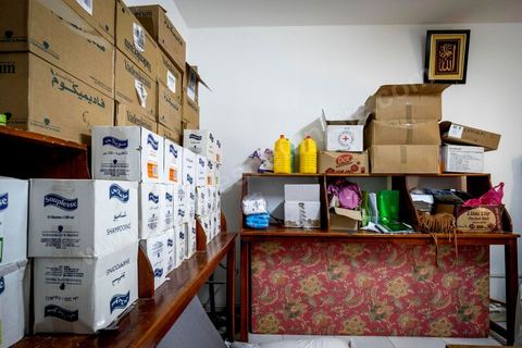 June 10, 2017: At the reception center for African migrants in Medenine, in southern Tunisia, more than 250 refugees have found shelter and rest here after long, dangerous, and exhausting journeys. Coming from Côte d’Ivoire, Burkina Faso, Mali, Sierra Leone, and other countries—dozens of nationalities from sub-Saharan Africa—they have reached the Tunisian coast on their journey toward a better future. Welcomed by volunteers from the Tunisian Red Crescent under the leadership of Dr. Mongi Slim, the teams in Medenine work tirelessly every day to provide quality care and a place for rest and reflection, despite limited resources. Each of these migrants has endured an ordeal—often a long and terrible story—including exposure to Libya’s networks of slavery and human exploitation. Newborns, children, women—many of whom are pregnant—and men find one of their very first moments of respite in this university dormitory. 