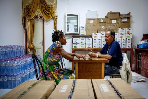 June 10, 2017: At the reception center for African migrants in Medenine, in southern Tunisia, more than 250 refugees have found shelter and rest here after long, dangerous, and exhausting journeys. Coming from Côte d’Ivoire, Burkina Faso, Mali, Sierra Leone, and other countries—dozens of nationalities from sub-Saharan Africa—they have reached the Tunisian coast on their journey toward a better future. Welcomed by volunteers from the Tunisian Red Crescent under the leadership of Dr. Mongi Slim, the teams in Medenine work tirelessly every day to provide quality care and a place for rest and reflection, despite limited resources. Each of these migrants has endured an ordeal—often a long and terrible story—including exposure to Libya’s networks of slavery and human exploitation. Newborns, children, women—many of whom are pregnant—and men find one of their very first moments of respite in this university dormitory. 