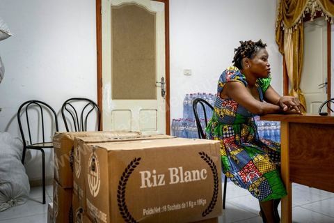 June 10, 2017: At the reception center for African migrants in Medenine, in southern Tunisia, more than 250 refugees have found shelter and rest here after long, dangerous, and exhausting journeys. Coming from Côte d’Ivoire, Burkina Faso, Mali, Sierra Leone, and other countries—dozens of nationalities from sub-Saharan Africa—they have reached the Tunisian coast on their journey toward a better future. Welcomed by volunteers from the Tunisian Red Crescent under the leadership of Dr. Mongi Slim, the teams in Medenine work tirelessly every day to provide quality care and a place for rest and reflection, despite limited resources. Each of these migrants has endured an ordeal—often a long and terrible story—including exposure to Libya’s networks of slavery and human exploitation. Newborns, children, women—many of whom are pregnant—and men find one of their very first moments of respite in this university dormitory. 