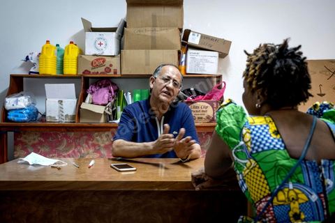 June 10, 2017: At the reception center for African migrants in Medenine, in southern Tunisia, more than 250 refugees have found shelter and rest here after long, dangerous, and exhausting journeys. Coming from Côte d’Ivoire, Burkina Faso, Mali, Sierra Leone, and other countries—dozens of nationalities from sub-Saharan Africa—they have reached the Tunisian coast on their journey toward a better future. Welcomed by volunteers from the Tunisian Red Crescent under the leadership of Dr. Mongi Slim, the teams in Medenine work tirelessly every day to provide quality care and a place for rest and reflection, despite limited resources. Each of these migrants has endured an ordeal—often a long and terrible story—including exposure to Libya’s networks of slavery and human exploitation. Newborns, children, women—many of whom are pregnant—and men find one of their very first moments of respite in this university dormitory. 