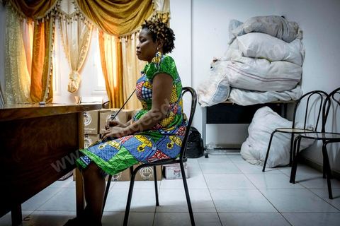 June 10, 2017: At the reception center for African migrants in Medenine, in southern Tunisia, more than 250 refugees have found shelter and rest here after long, dangerous, and exhausting journeys. Coming from Côte d’Ivoire, Burkina Faso, Mali, Sierra Leone, and other countries—dozens of nationalities from sub-Saharan Africa—they have reached the Tunisian coast on their journey toward a better future. Welcomed by volunteers from the Tunisian Red Crescent under the leadership of Dr. Mongi Slim, the teams in Medenine work tirelessly every day to provide quality care and a place for rest and reflection, despite limited resources. Each of these migrants has endured an ordeal—often a long and terrible story—including exposure to Libya’s networks of slavery and human exploitation. Newborns, children, women—many of whom are pregnant—and men find one of their very first moments of respite in this university dormitory. 