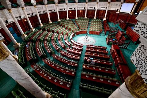 11 septembre 2017 : Séance plénière de vote de confiance du nouveau gouvernement de Youssef Chahed à l'Assemblée des Représentants du Peuple. Sous l’ascendant grandissant du président Essebsi, le premier ministre a constitué un nouveau gouvernement marqué par l'entrée d'anciens Benalistes. Sur 43 ministres et secrétaires d’Etat du nouveau gouvernement, au moins un sur cinq a occupé un poste ministériel sous Ben Ali ou assumé une fonction dirigeante au Rassemblement constitutionnel démocratique (RCD). Le chef du gouvernement a rappelé ce matin que ce gouvernement est un gouvernement de guerre, une guerre contre la corruption et le terrorisme. Les priorités du gouvernement sont claires et j’ai rappelé à mes ministres qu’il n’y a aucune place à la corruption au sein de son gouvernement. Ce gouvernement est aussi focalisé sur l’économie et les grandes réformes. Nous avons insisté aussi sur la nomination de personnalités qui ont de l’expérience dans leur domaine.